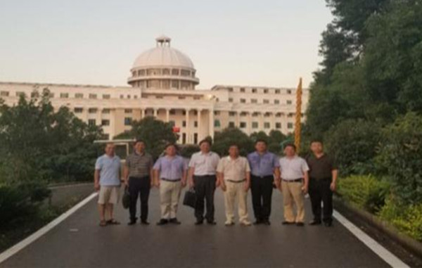 3.刘福生董事长陪同满国金副理事长一行在学校实验大楼进行实地考察_副本.jpg 3.刘福生董事长陪同满国金副理事长一行在学校实验大楼进行实地考察_副本.jpg