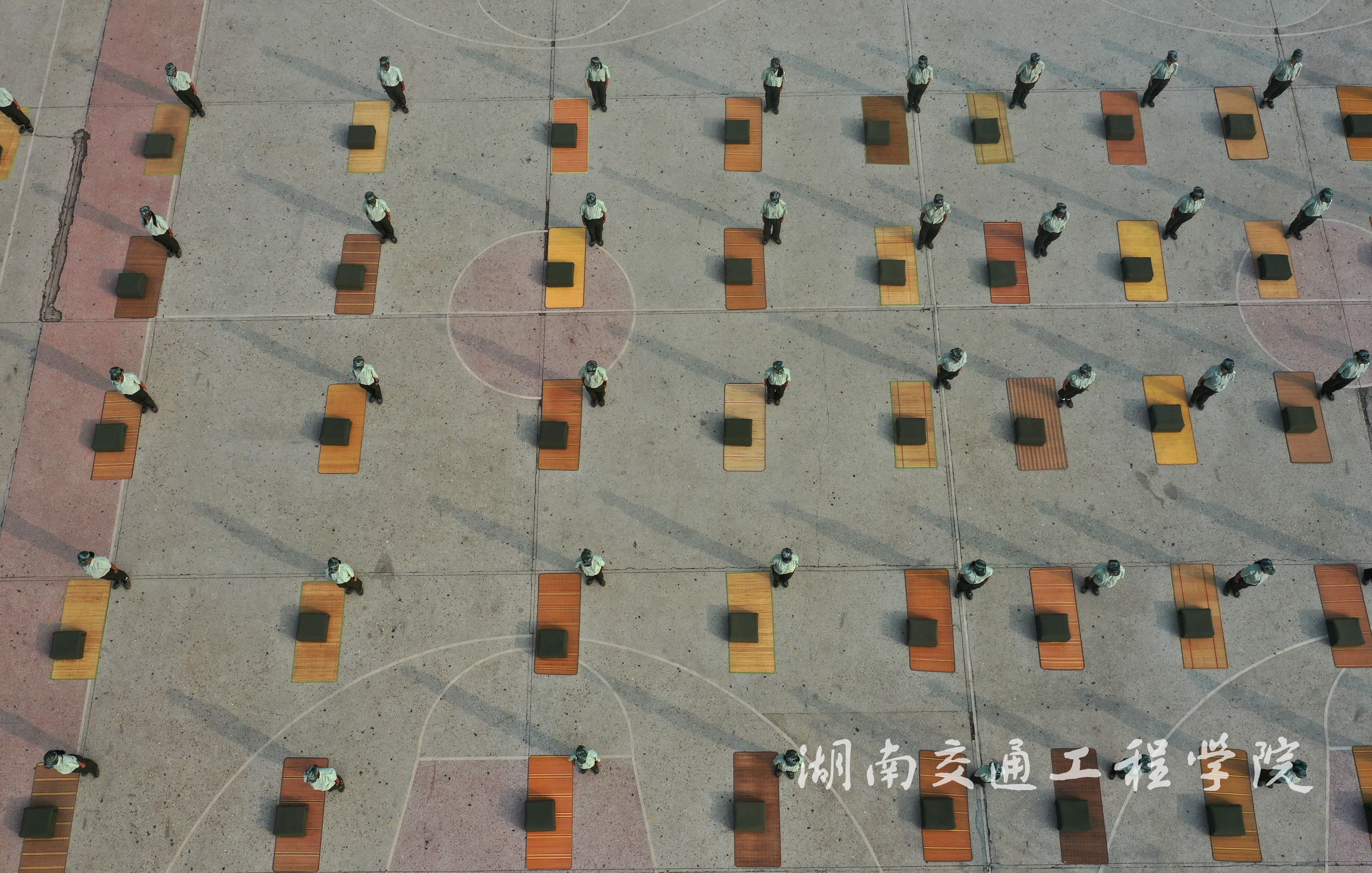 9月15日，在湖南省衡阳市bevictor伟德官网球场，学校2019级新生在进行叠被子比赛。 (3).JPG