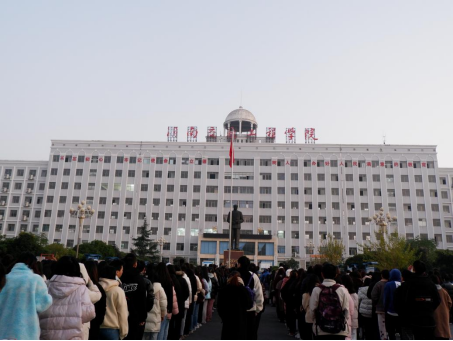 “奋进百年路,启航新征程”——经济管理学院举办升旗仪式暨党总支开展学习贯彻党的十九届六中全会精神主题党日活动